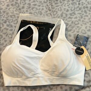 White Seamless Scoop Neck Bra with Wide Straps